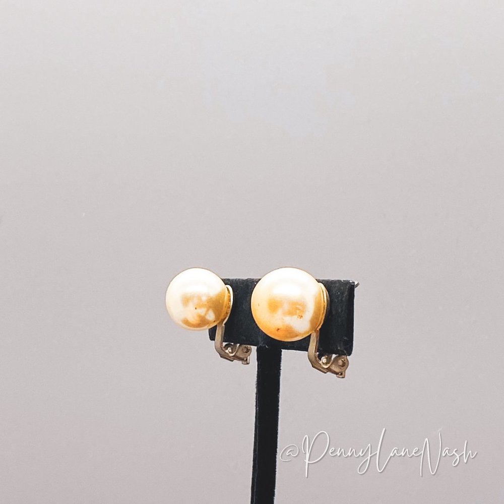 Vintage Single Off White Pearl Stud Earrings - Picture 2 of 8